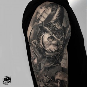 tatuaje_brazo_buho_rama_logiabarcelona_mario_guerrero 